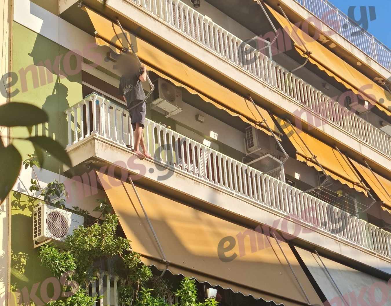 Κορυδαλλός: Άνδρας απειλεί να πέσει στο κενό από τον δεύτερο όροφο