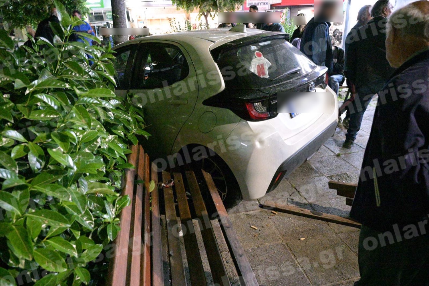 Απίστευτο τροχαίο στο κέντρο της Λάρισας | Αυτοκίνητο «προσγειώθηκε» πάνω σε παγκάκι πλατείας
