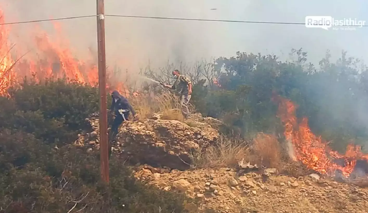 Λασίθι: Έχουν καεί σπίτια και περιουσίες – Τρεις τραυματίες, ο ένας διασωληνωμένος