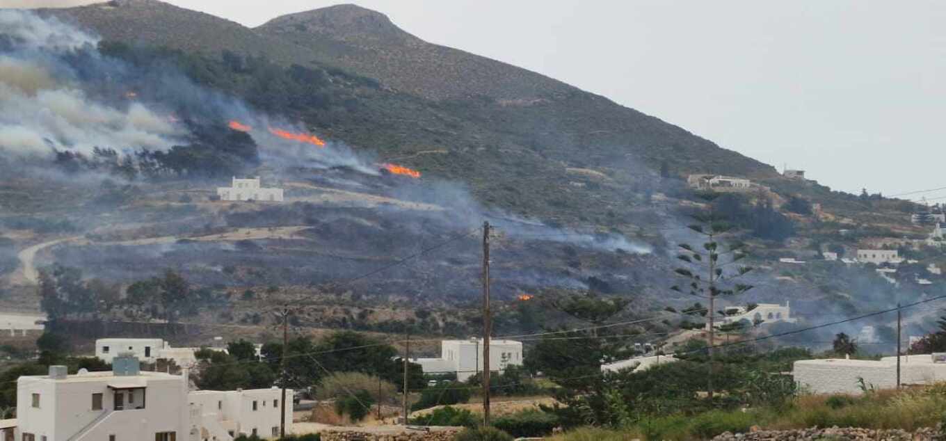 Πάρος: Ήχησε το 112 λόγω της φωτιάς – Επεκτάθηκε λόγω των ανέμων