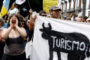 Οι οργανώσεις υποστηρίζουν ότι οι τοπικές αρχές θα πρέπει να περιορίσουν προσωρινά τον αριθμό των επισκεπτών για να μετριάσουν την πίεση στο περιβάλλον, τις υποδομές και το απόθεμα κατοικιών των νησιών και να περιορίσουν τις αγορές ακινήτων από ξένους. «Οι αρχές πρέπει να σταματήσουν αμέσως αυτό το διεφθαρμένο και καταστροφικό μοντέλο που εξαντλεί τους πόρους και κάνει την οικονομία πιο επισφαλή. Οι Κανάριοι Νήσοι έχουν όρια και η υπομονή των ανθρώπων επίσης», δήλωσε στο Reuters ο Αντόνιο Μπουλόν, ένας από τους διοργανωτές της διαδήλωσης. Το αρχιπέλαγος των 2,2 εκατομμυρίων κατοίκων επισκέφθηκαν σχεδόν 14 εκατομμύρια ξένοι τουρίστες το 2023, σε μια αύξηση 13% συγκριτικά με 2022, σύμφωνα με επίσημα στοιχεία. Οι τοπικές αρχές ανησυχούν για τις επιπτώσεις που έχει ο αυτός ο υπερτουρισμός στους κατοίκους. Ένα προσχέδιο νόμου που αναμένεται να ψηφιστεί φέτος, το οποίο αυστηροποιεί τους κανόνες για τις βραχυπρόθεσμες ενοικιάσεις, έρχεται μετά από διαμαρτυρίες των κατοίκων που δεν μπορούν να ανταπεξέλθουν οικονομικά στο κόστος στέγασης. Ο πρόεδρος των Καναρίων Νήσων Φερνάντο Κλαβίχο δήλωσε την Παρασκευή ότι αισθάνεται «περήφανος» που η περιοχή είναι ένας κορυφαίος ισπανικός τουριστικός προορισμός, αλλά αναγνώρισε ότι χρειάζονται περισσότεροι έλεγχοι καθώς ο κλάδος συνεχίζει να αναπτύσσεται. «Δεν μπορούμε να συνεχίσουμε να εθελοτυφλούμε. Αν συνεχίσουμε να αγνοούμε το πρόβλημα, τα ξενοδοχεία θα συνεχίσουν να ανοίγουν χωρίς κανέναν έλεγχο» είπε σε συνέντευξη Τύπου.
