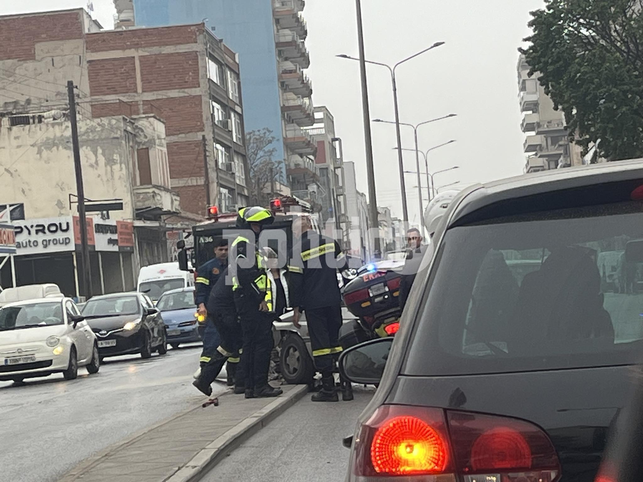 Θεσσαλονίκη: Αυτοκίνητο γκρέμισε κολώνα στη Μοναστηρίου (ΦΩΤΟ)