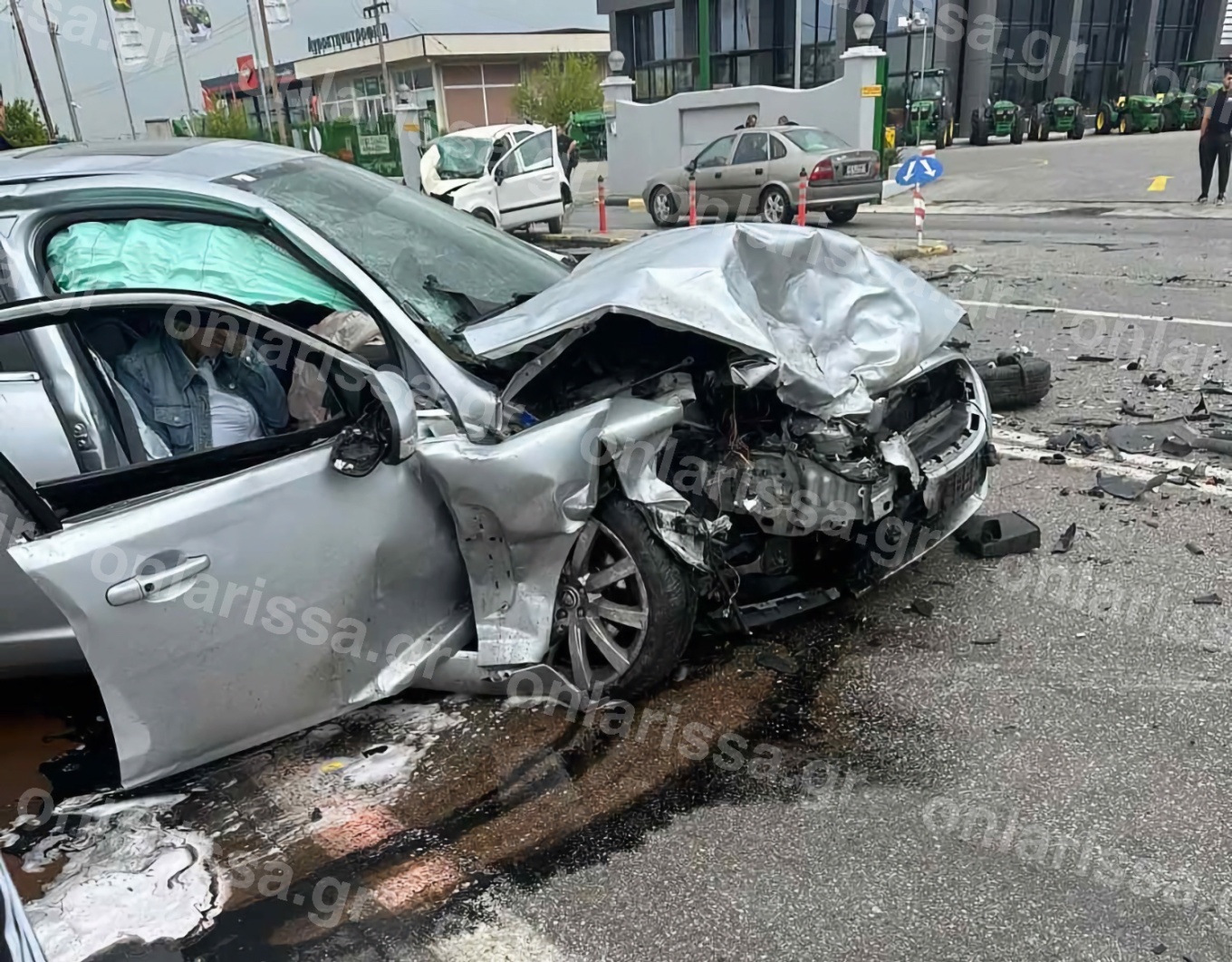 Λάρισα: Καραμπόλα τριών οχημάτων – Δύο γυναίκες τραυματίστηκαν