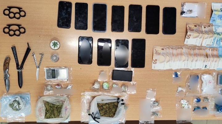 Πάτρα: Εξαρθρώθηκε εγκληματική οργάνωση που διακινούσε ναρκωτικά σε σχολικό συγκρότημα – 19 οι συλλήψεις