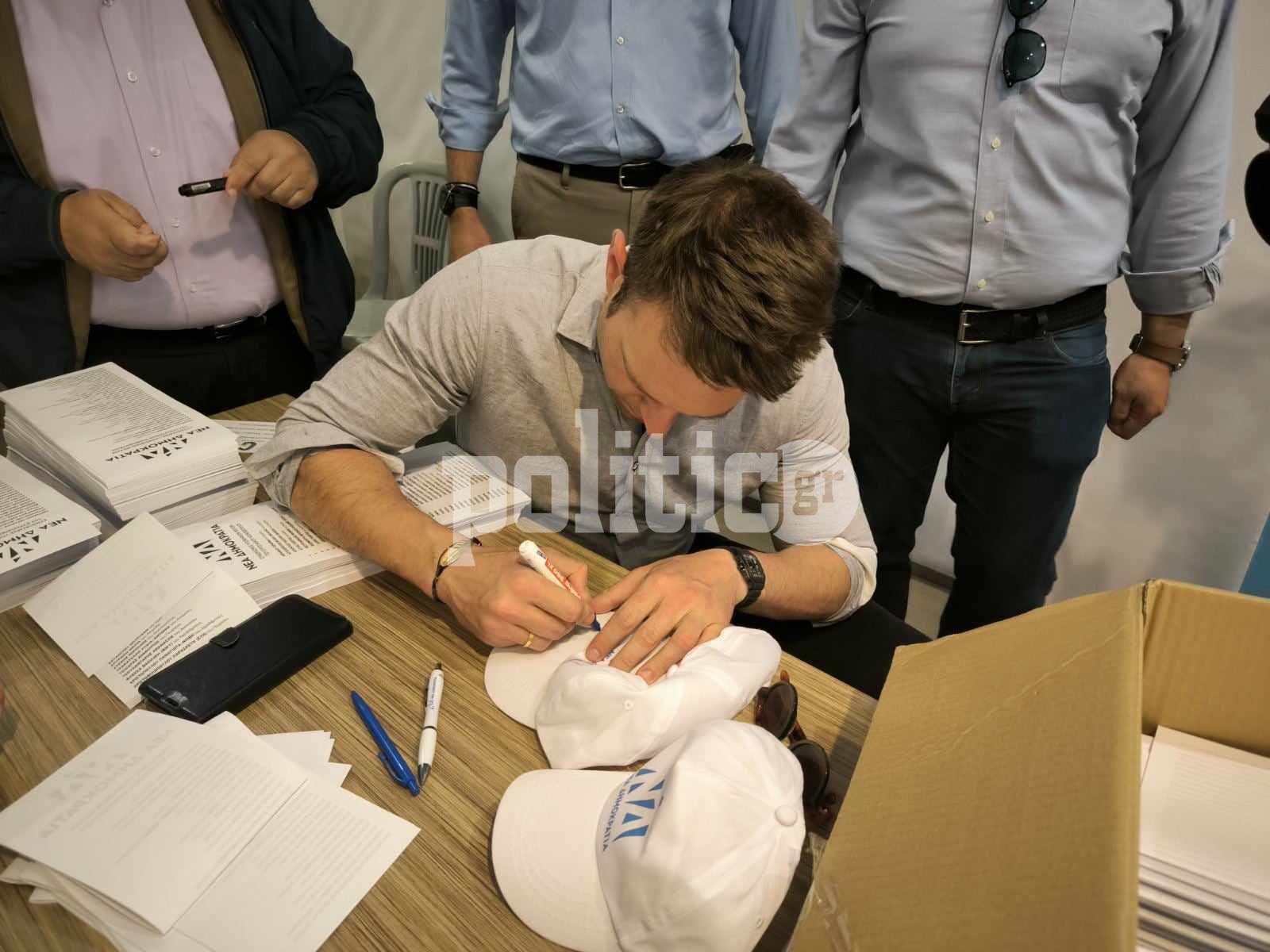 Ο Κασσελάκης μπήκε στο εκλογικό της… ΝΔ στο Κιλκίς και υπέγραψε καπέλα (BINTEO)