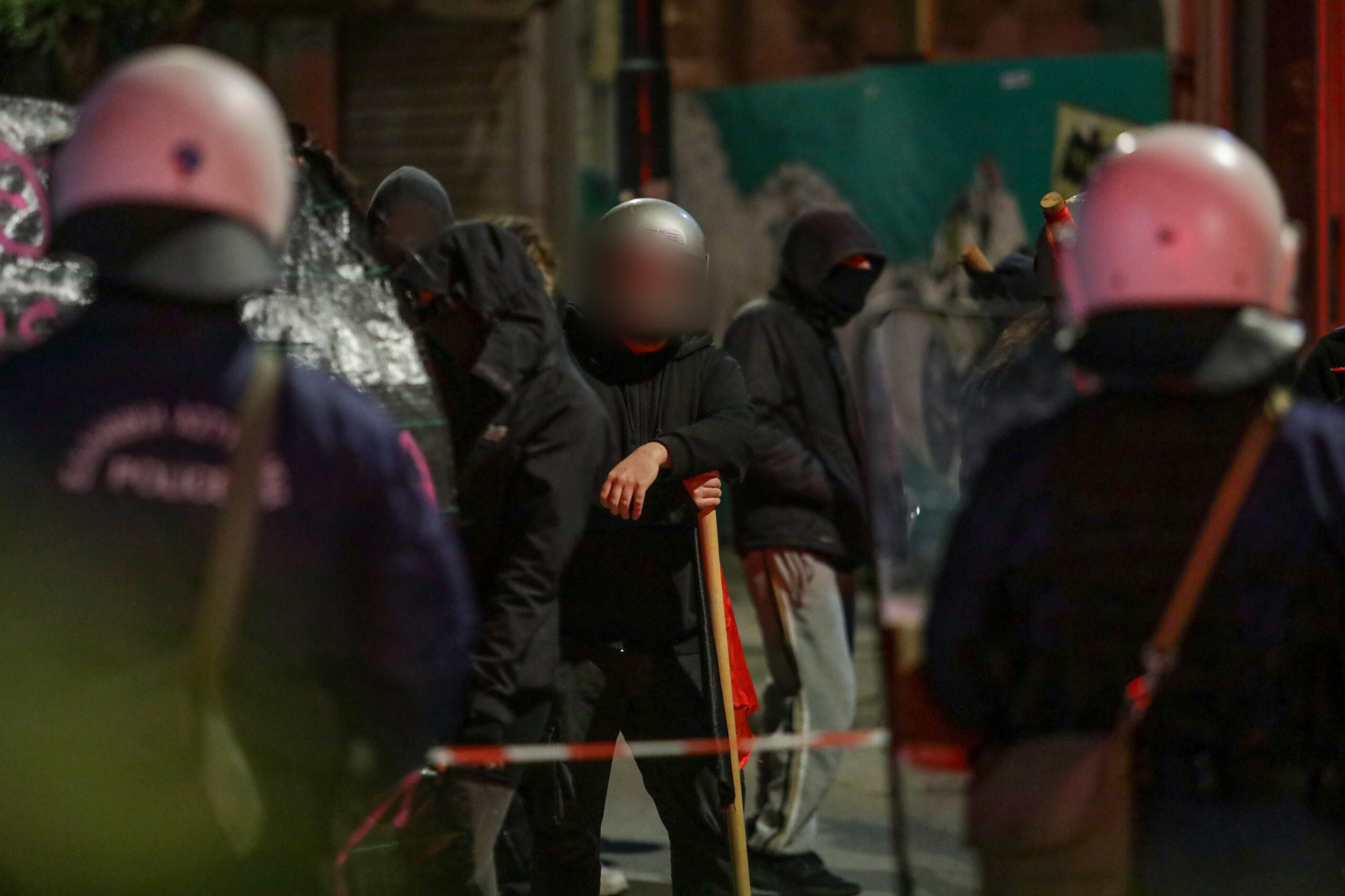 Νομική Αθηνών: Συνολικά 28 συλλήψεις από την ΕΛ.ΑΣ. κατά την επιχείρηση εκκένωσης – 15 άτομα δήλωσαν φοιτητές