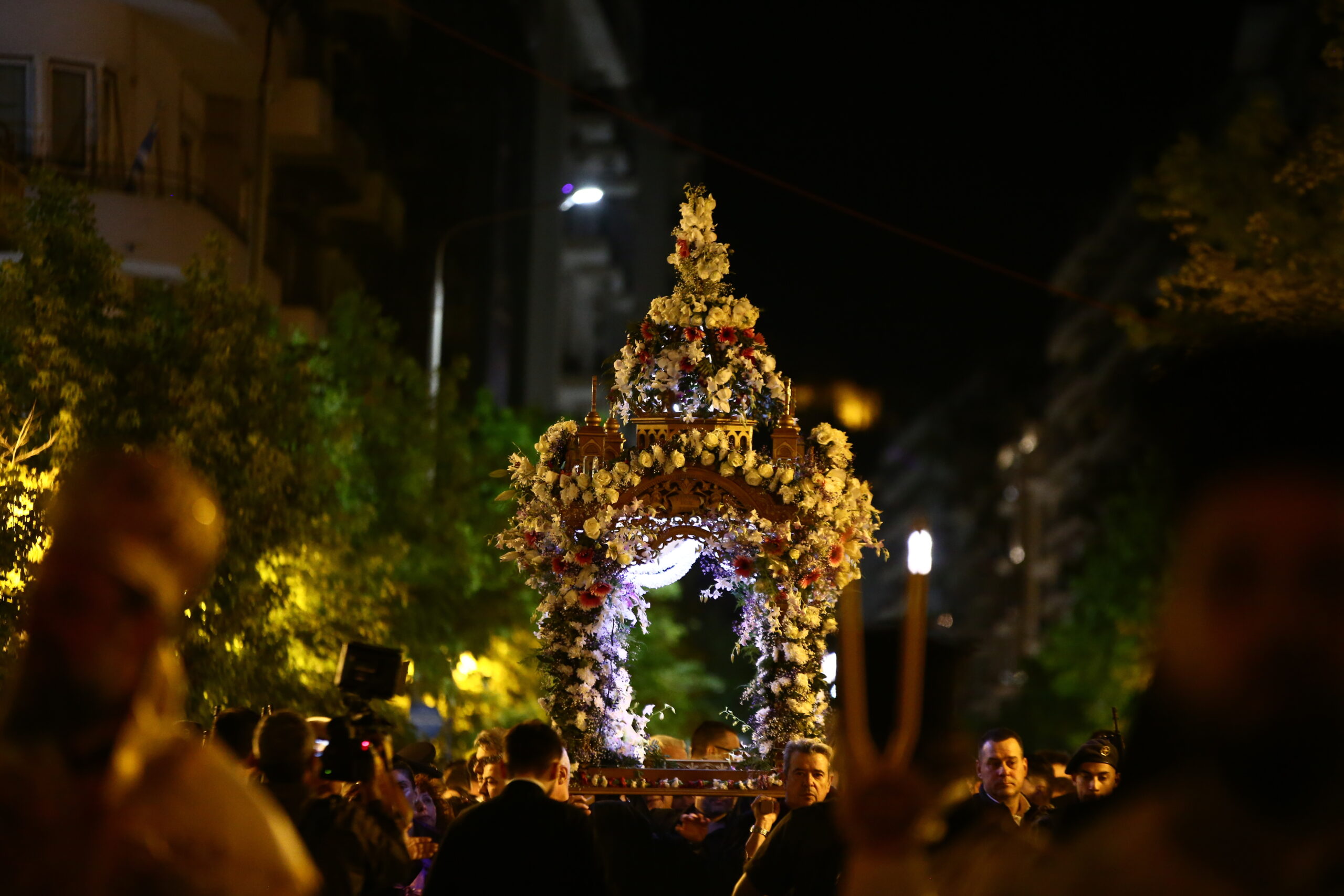 Θεσσαλονίκη: Πλήθος κόσμου και κλίμα κατάνυξης στην περιφορά των πέντε επιταφίων (ΦΩΤΟ)