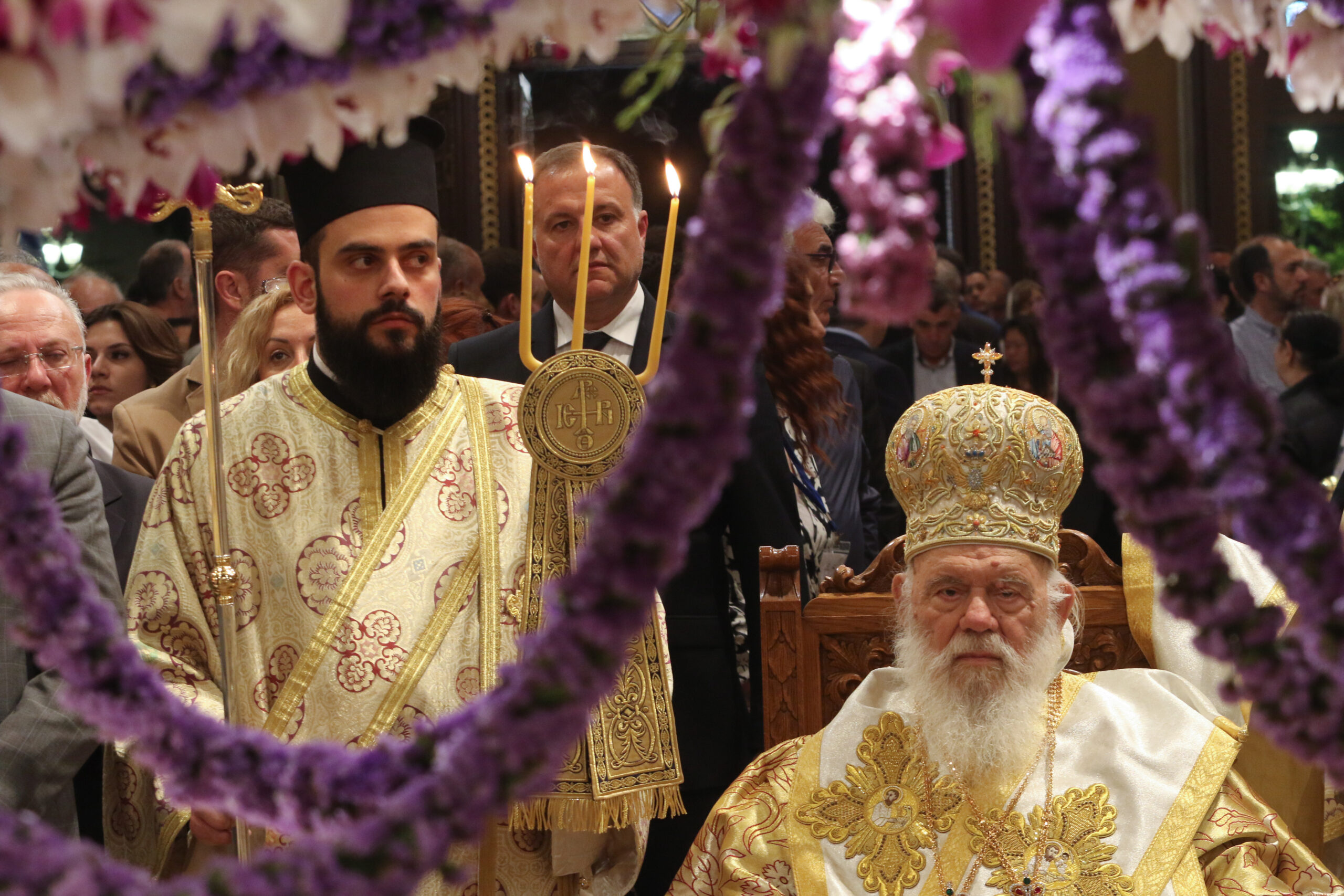 Αθήνα: Ολοκληρώθηκε η περιφορά του επιταφίου στην πλατεία Συντάγματος