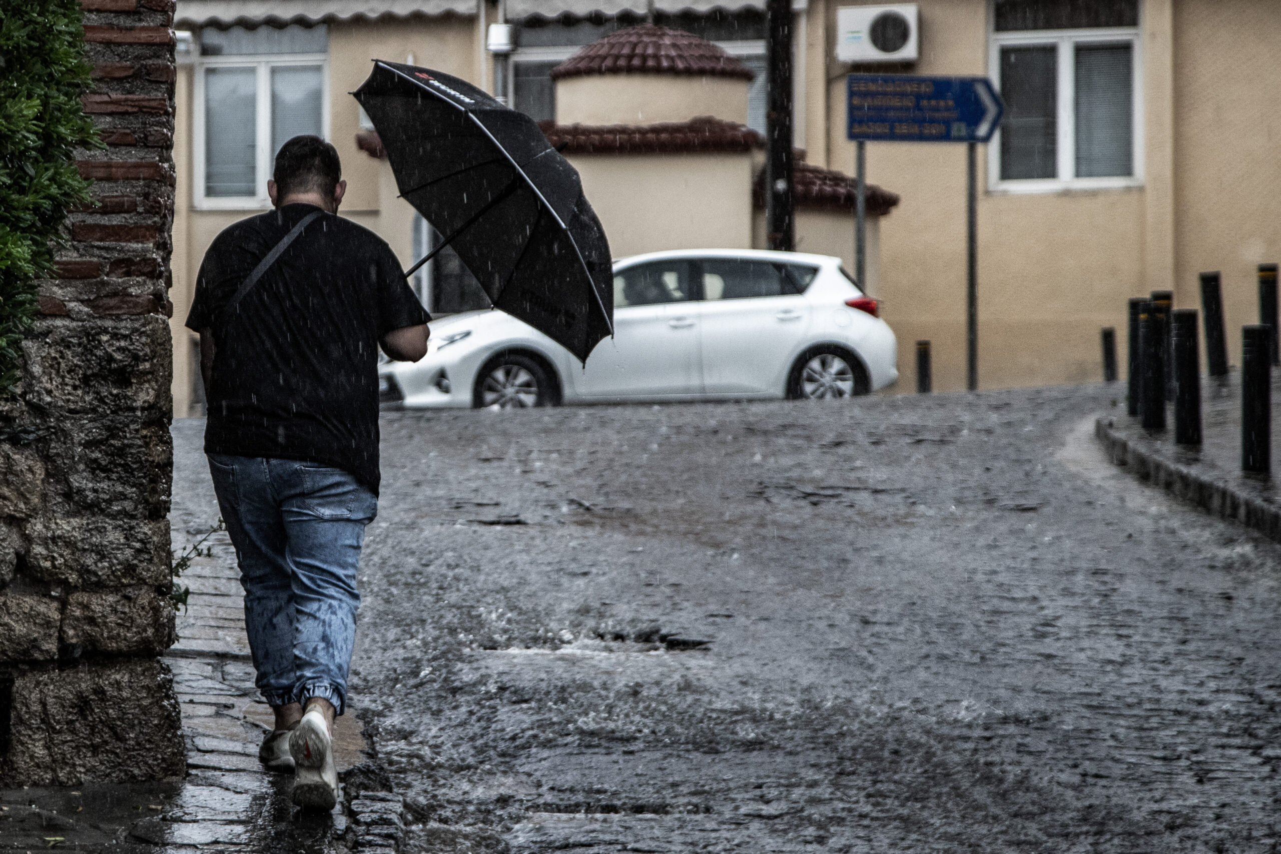 Θεσσαλονίκη: Δεκάδες κλήσεις στην πυροσβεστική – Απεγκλωβίστηκαν γυναίκα και παιδί από αυτοκίνητο