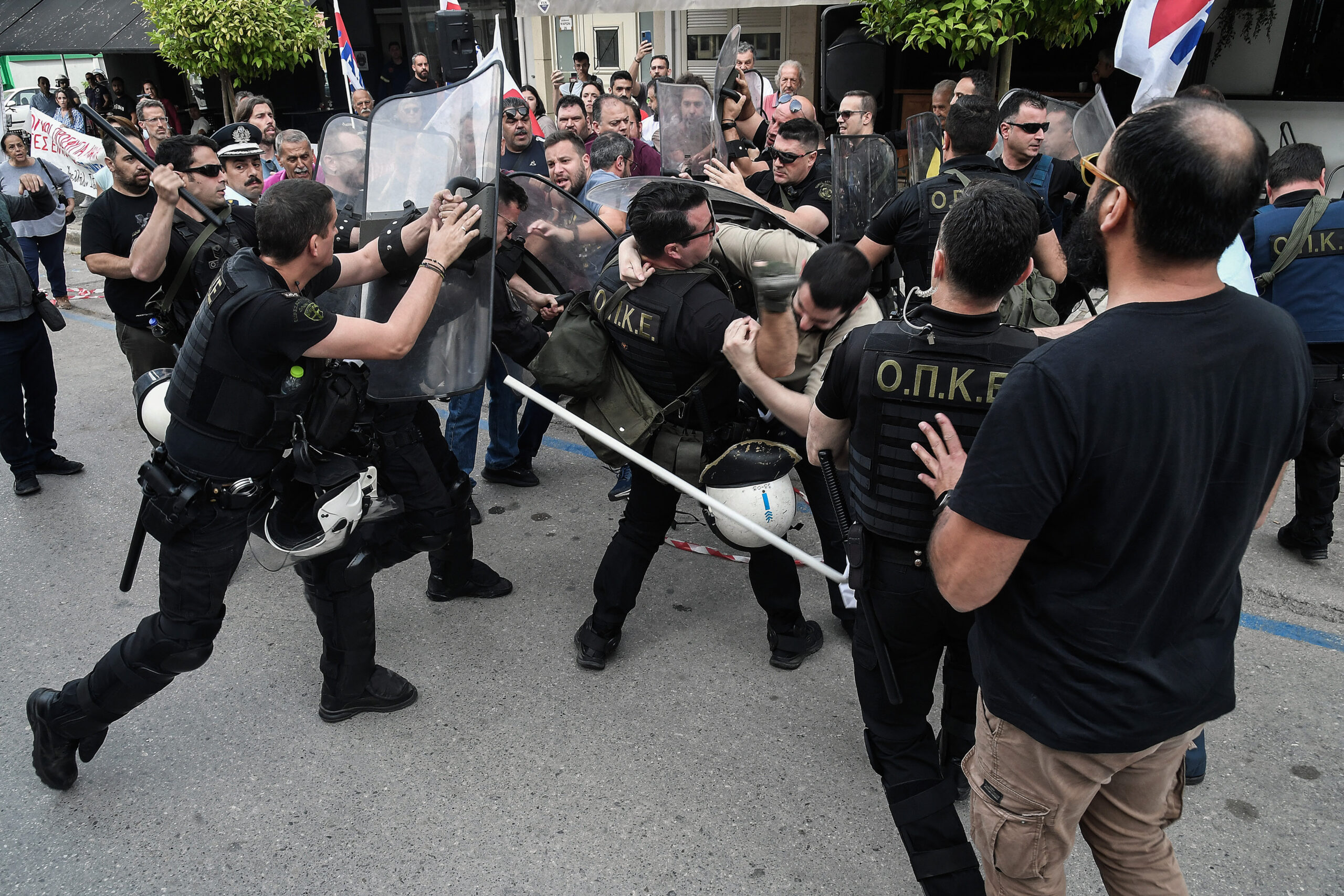 Ναυάγιο στην Πύλο: Αθώοι οι 9 επιζήσαντες, πανηγυρισμοί από το συγκεντρωμένο πλήθος
