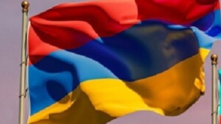 Αρμενία: Ο αρχιεπίσκοπος Γκαλστανιάν, ο επικεφαλής των αντικυβερνητικών διαδηλώσεων, αποποιήθηκε τα ιερατικά καθήκοντά του για να διεκδικήσει την πρωθυπουργία