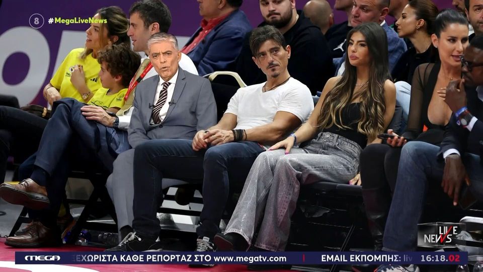 O Νίκος Ευαγγελάτος με τα γνωστά γραφικά έκατσε δίπλα στον Γιαννακόπουλο – «Πρόεδρε πες ένα γεια στο Νίκο»