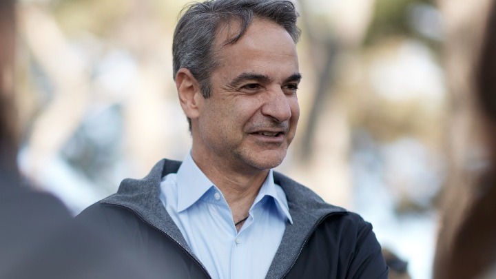 Κομοτηνή: Παραδοσιακούς χορούς στην πλατεία της πόλης παρακολούθησε ο Κυρ. Μητσοτάκης