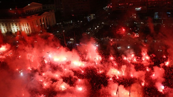 Με τον Πειραιά να δίνει τον τόνο, ο θρίαμβος του Ολυμπιακού (1-0) επί της Φιορεντίνα στον τελικό του ECL, γιορτάστηκε σε κάθε γωνιά της Ελλάδας