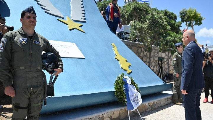 Στις εκδηλώσεις τιμής και μνήμης για τον Σμηναγό Κωνσταντίνο Ηλιάκη, στην Κάρπαθο, ο Ν. Δένδιας