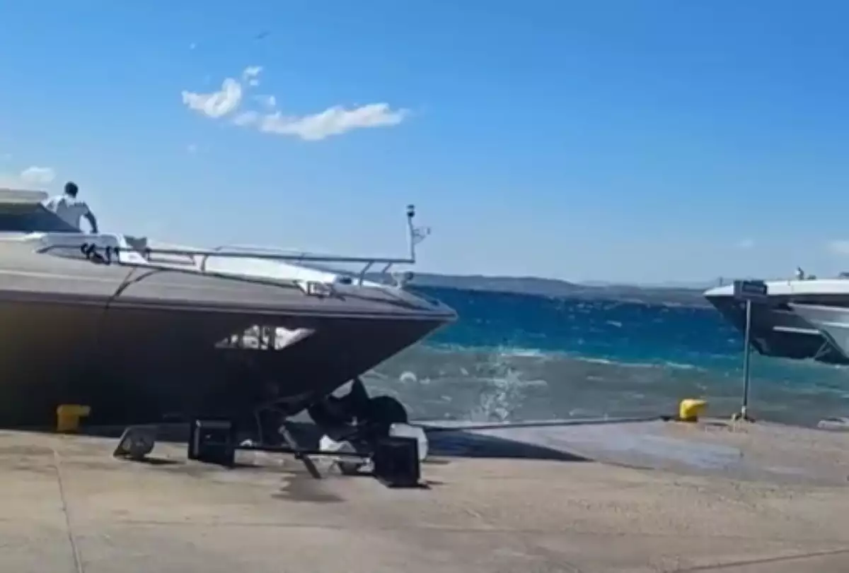 Σπέτσες: Θαλαμηγός χτύπησε στην προβλήτα του λιμανιού λόγω του ισχυρού αέρα (ΒΙΝΤΕΟ)