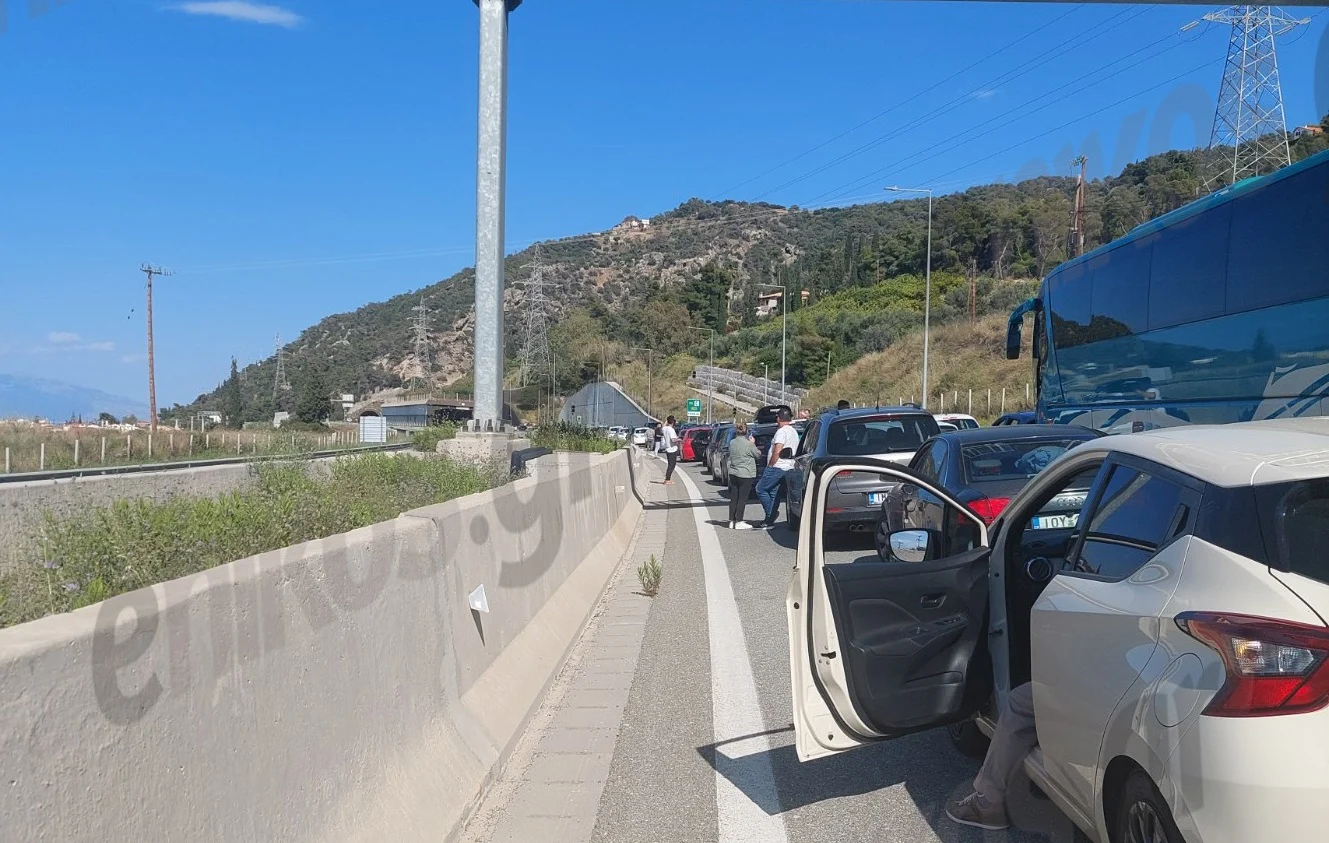 Φωτιά σε όχημα στα τούνελ στο Δερβένι (ΕΙΚΟΝΕΣ)