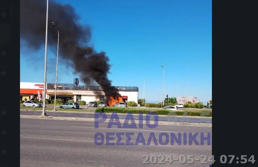 Θεσσαλονίκη: Κάηκε ολοσχερώς αυτοκίνητο έξω από εμπορικό κέντρο
