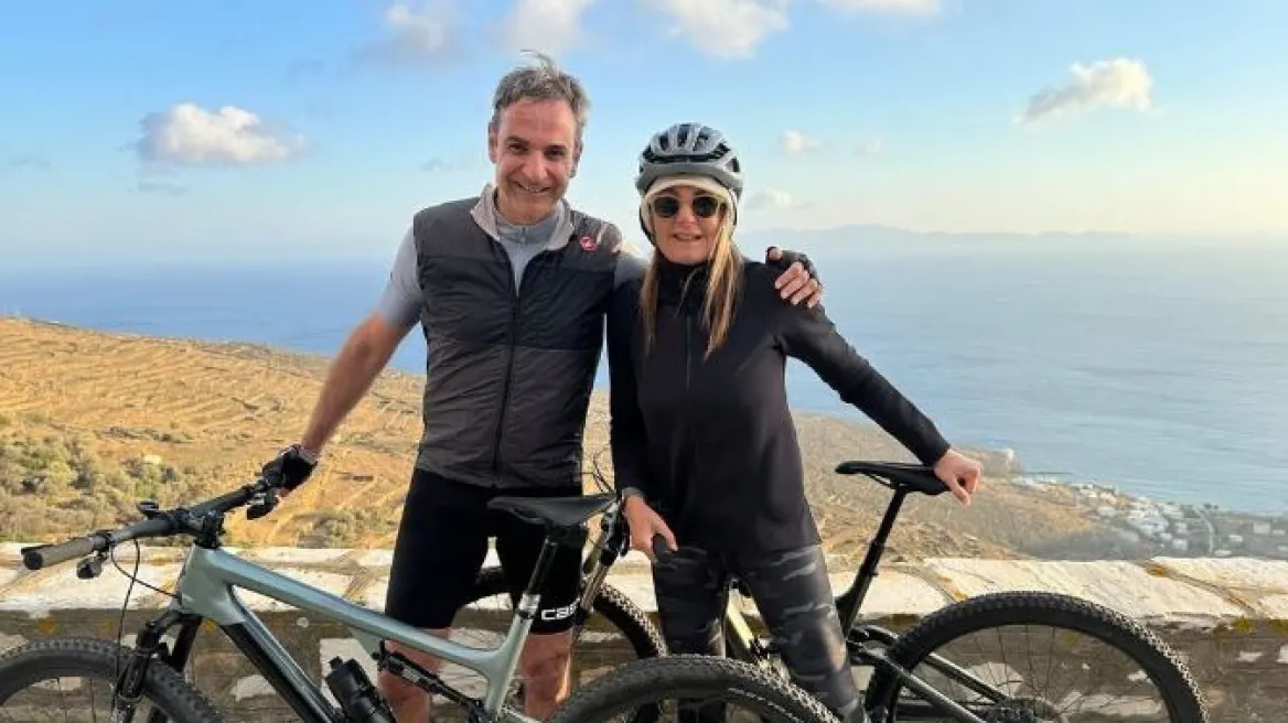 Κυριάκος Μητσοτάκης: Βόλτα με το ποδήλατο μετά το αρνί – «Βοηθάει και στη χώνεψη» (ΦΩΤΟΓΡΑΦΙΑ)
