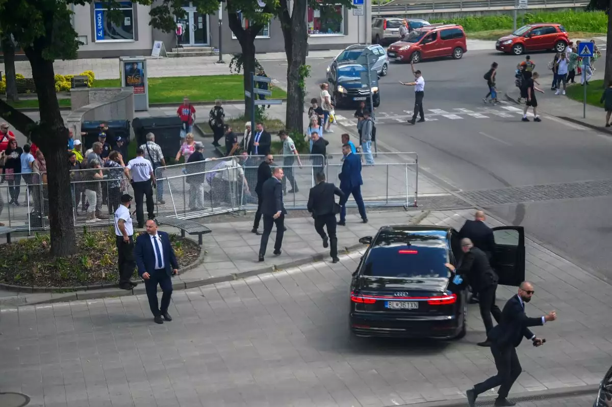 Πυροβόλησαν τον πρωθυπουργό της Σλοβακίας – Διακομίστηκε στο νοσοκομείο