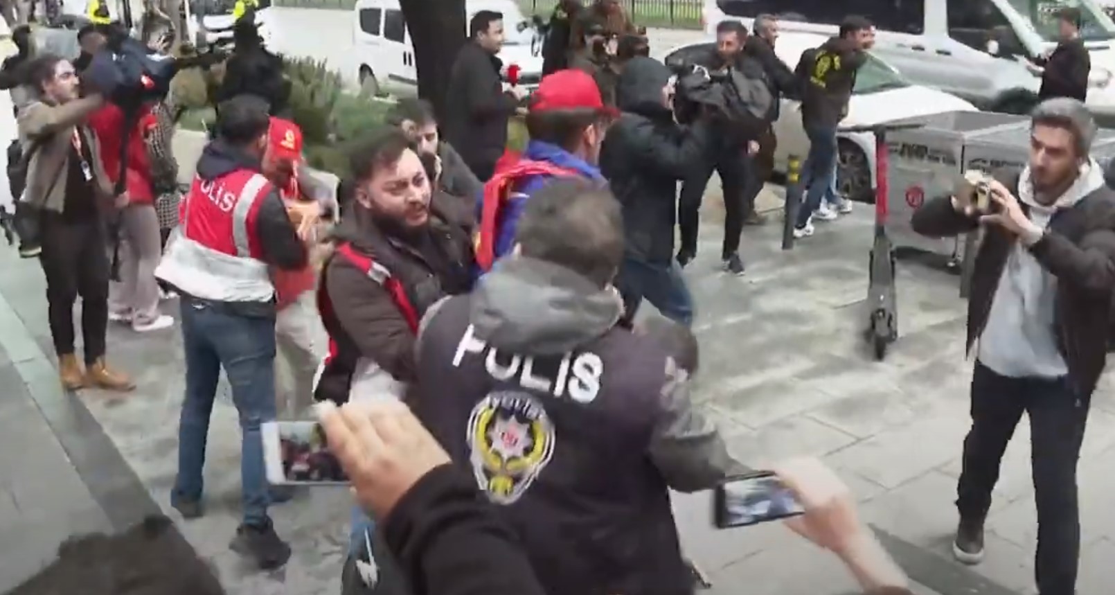 Πρωτομαγιά στην Κωνσταντινούπολη: Σοβαρά επεισόδια στη διαδήλωση (ΒΙΝΤΕΟ)