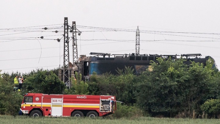 6 νεκροί, 5 τραυματίες από τη σύγκρουση αμαξοστοιχίας με λεωφορείο στη Σλοβακία