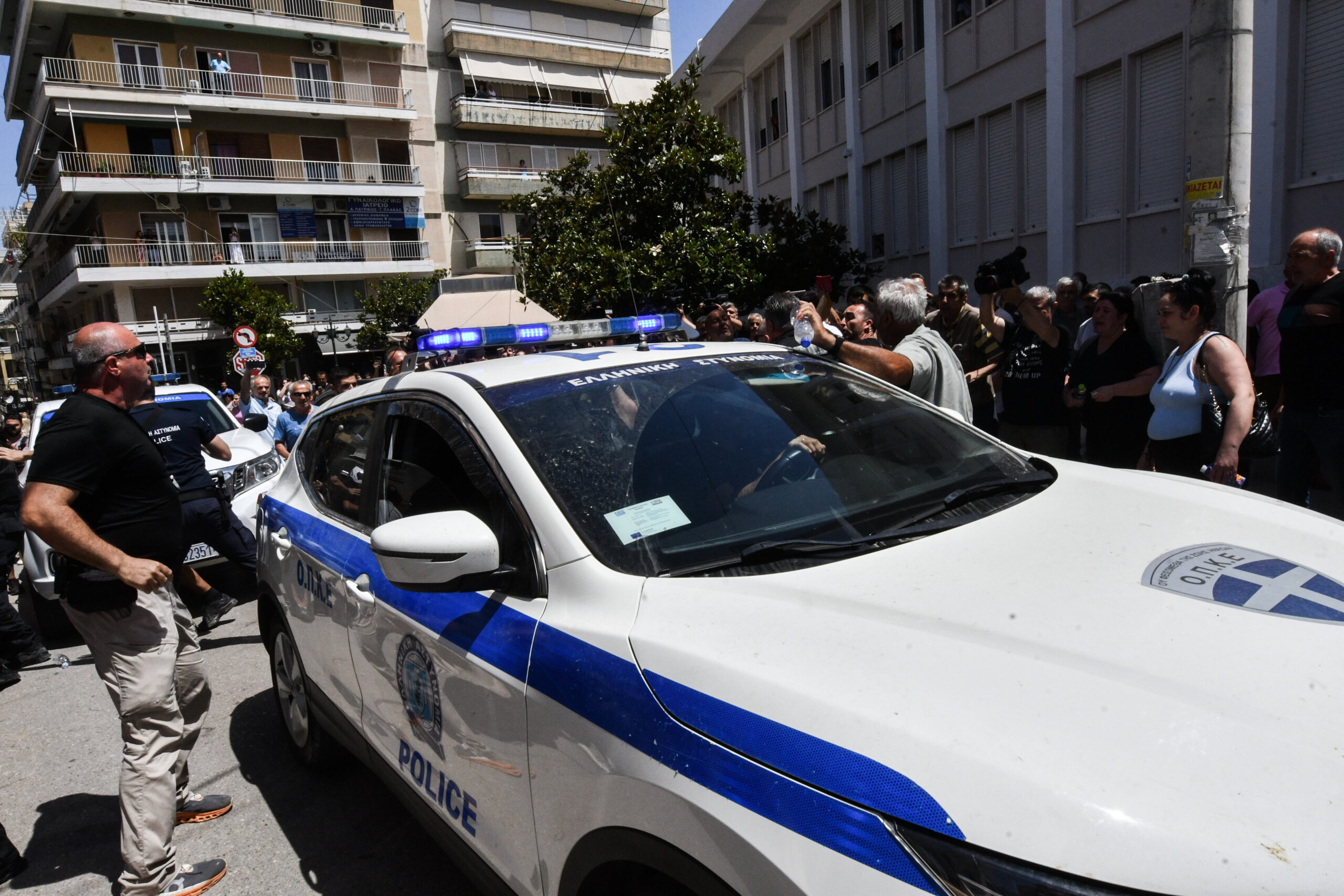 Δολοφονία 11χρονης | Συγγενείς του κοριτσιού λίντσαραν τον 37χρονο έξω από το Δικαστικό Μέγαρο (ΒΙΝΤΕΟ)