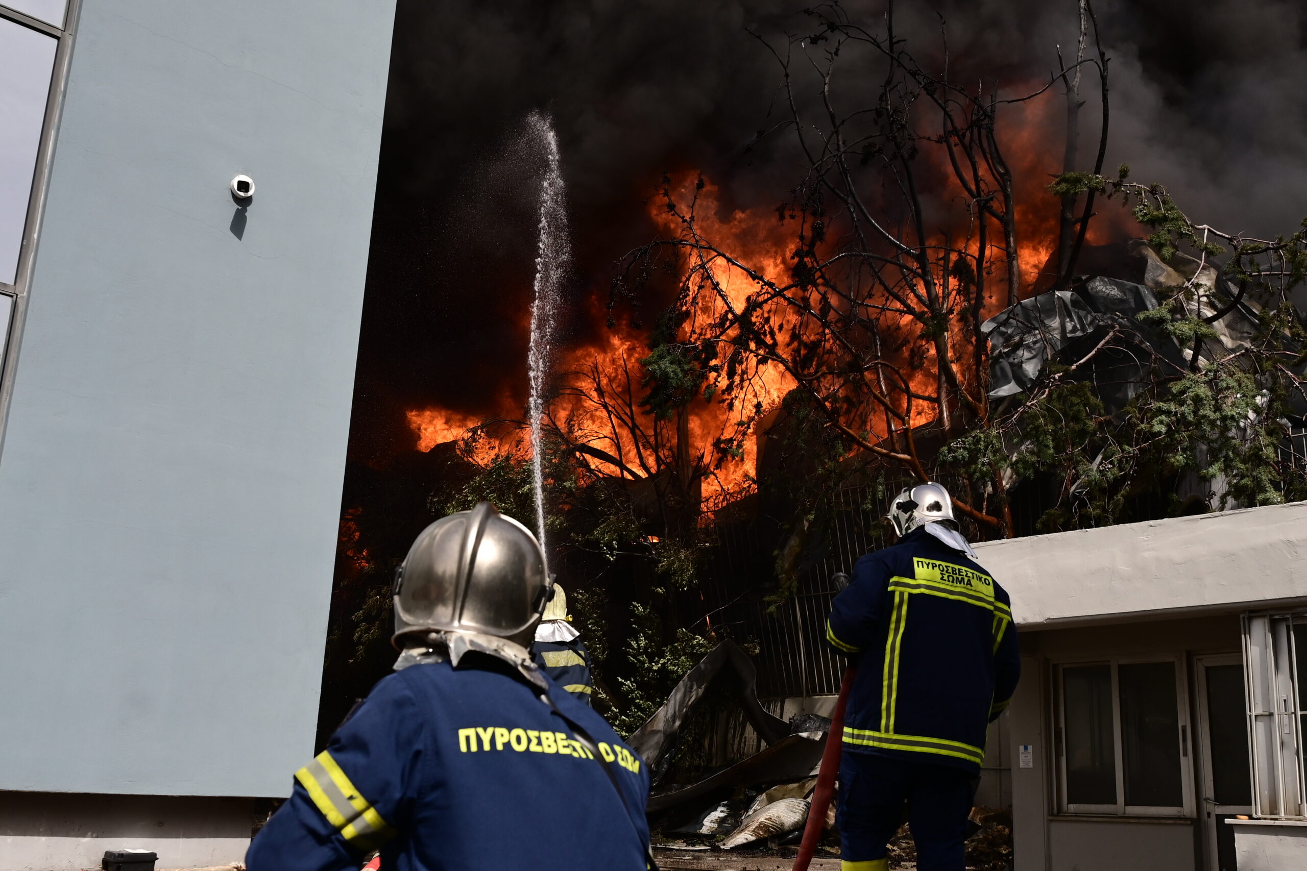 Φωτιά σε εργοστάσιο στην Κηφισιά: Σύζυγος της Μίνας Γκάγκα ο ιδιοκτήτης – Δεν υπήρχαν εργαζόμενοι τη στιγμή της έκρηξης