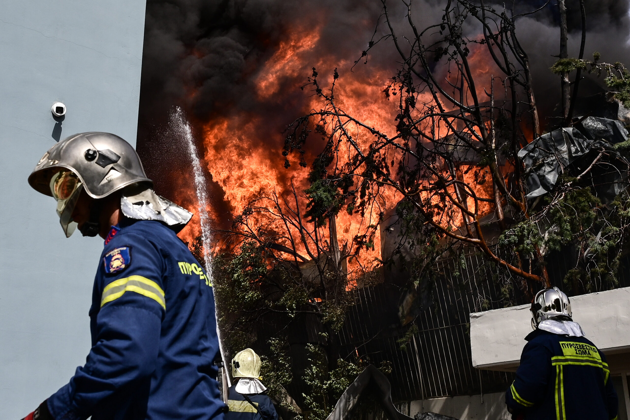 «Καμπανάκι» για τοξικά αέρια από τη φωτιά σε εργοστάσιο στην Κηφισιά | Κλειστά παράθυρα και μάσκες