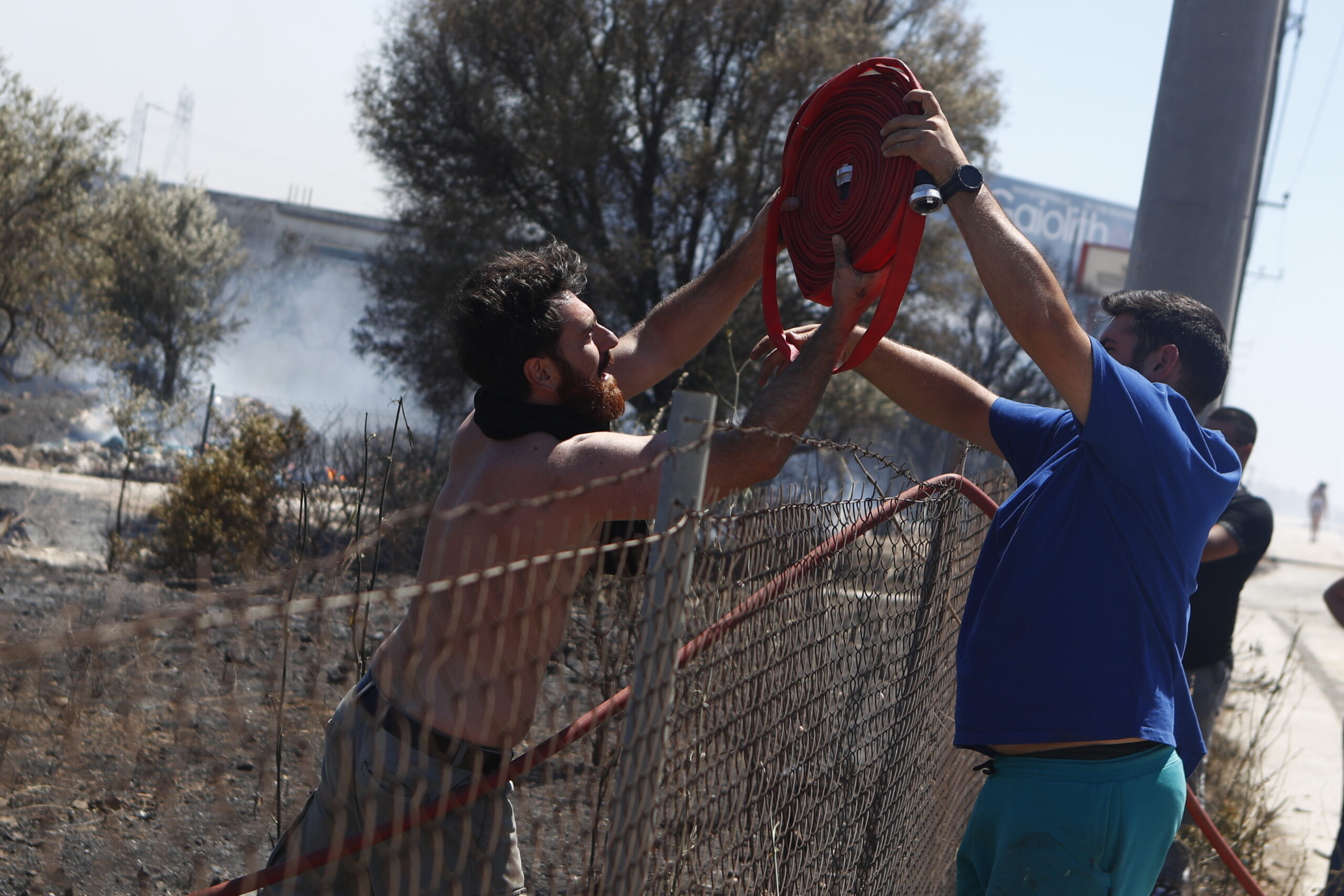 Φωτιά στη Βάρης – Κορωπίου | Ήχησε το 112 – Κοντά σε σπίτια οι φλόγες, ζημιές σε επιχειρήσεις