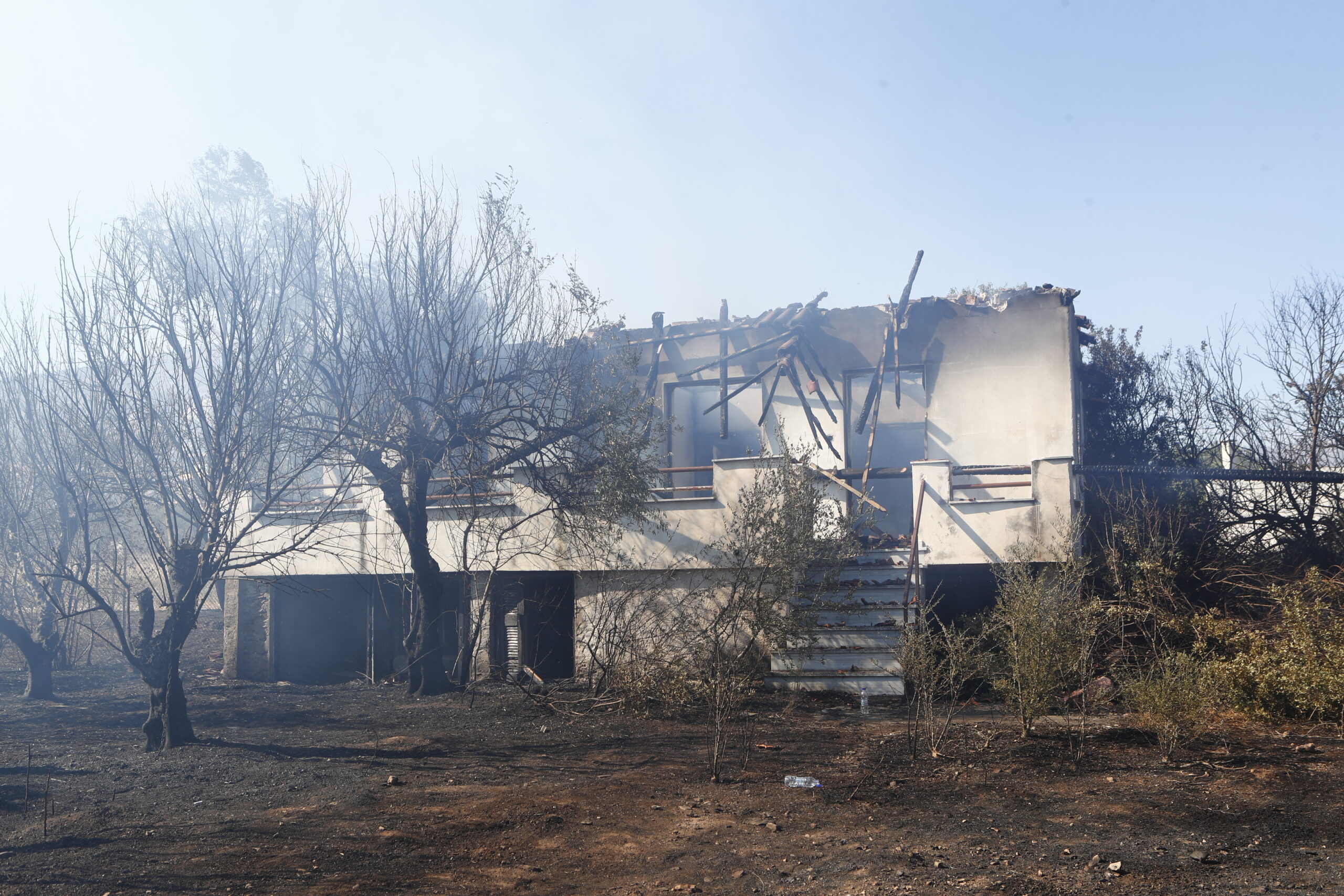 Σε εξέλικη η μεγάλη φωτιά στη Βάρης – Κορωπίου | Κάηκαν σπίτια – Ελαφρώς βελτιωμένη εικόνα