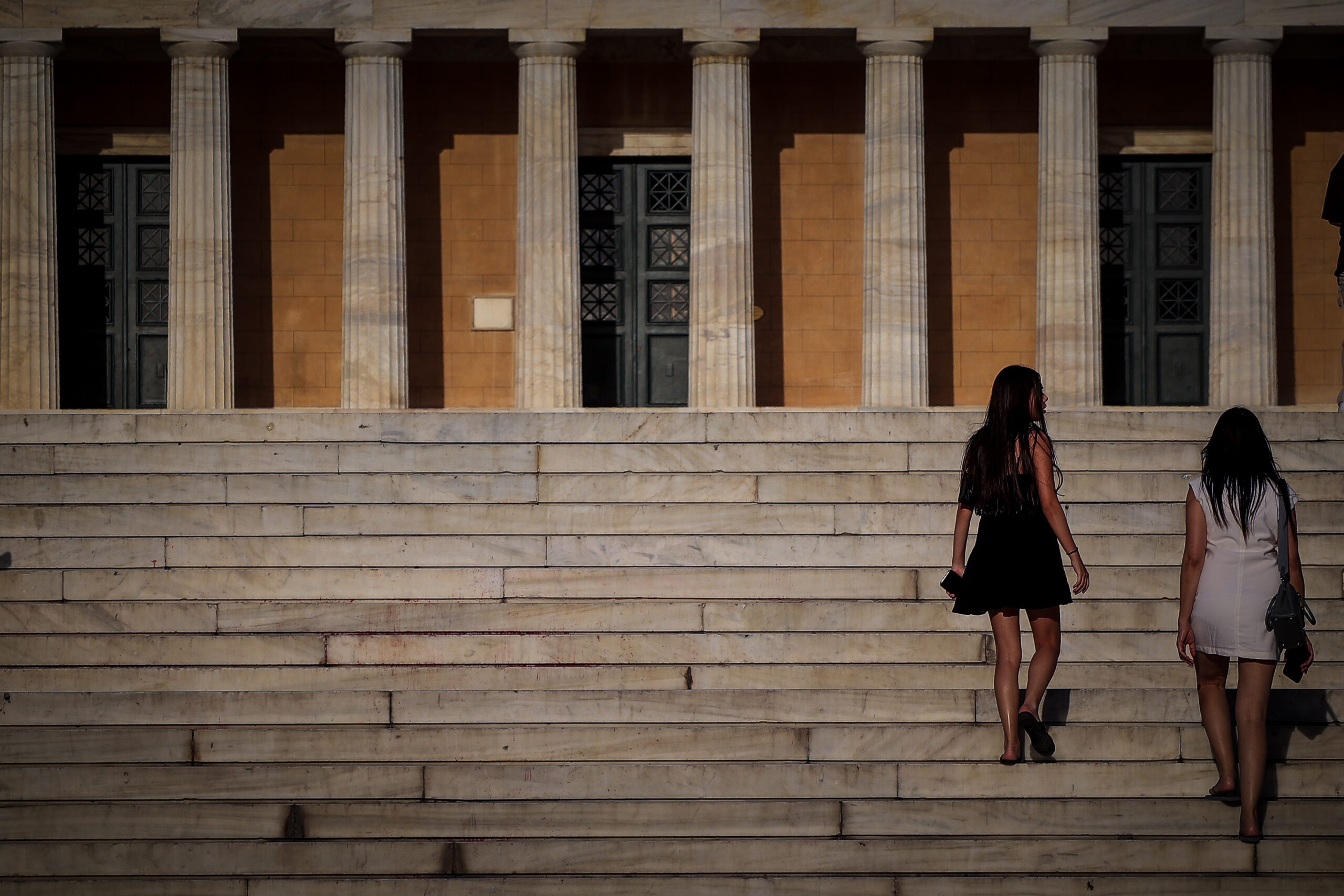 Τσατραφύλλιας | Δύσκολο 48ωρο για την Αττική – Καταβάτες άνεμοι πυροδοτούν επικίνδυνα την ατμόσφαιρα