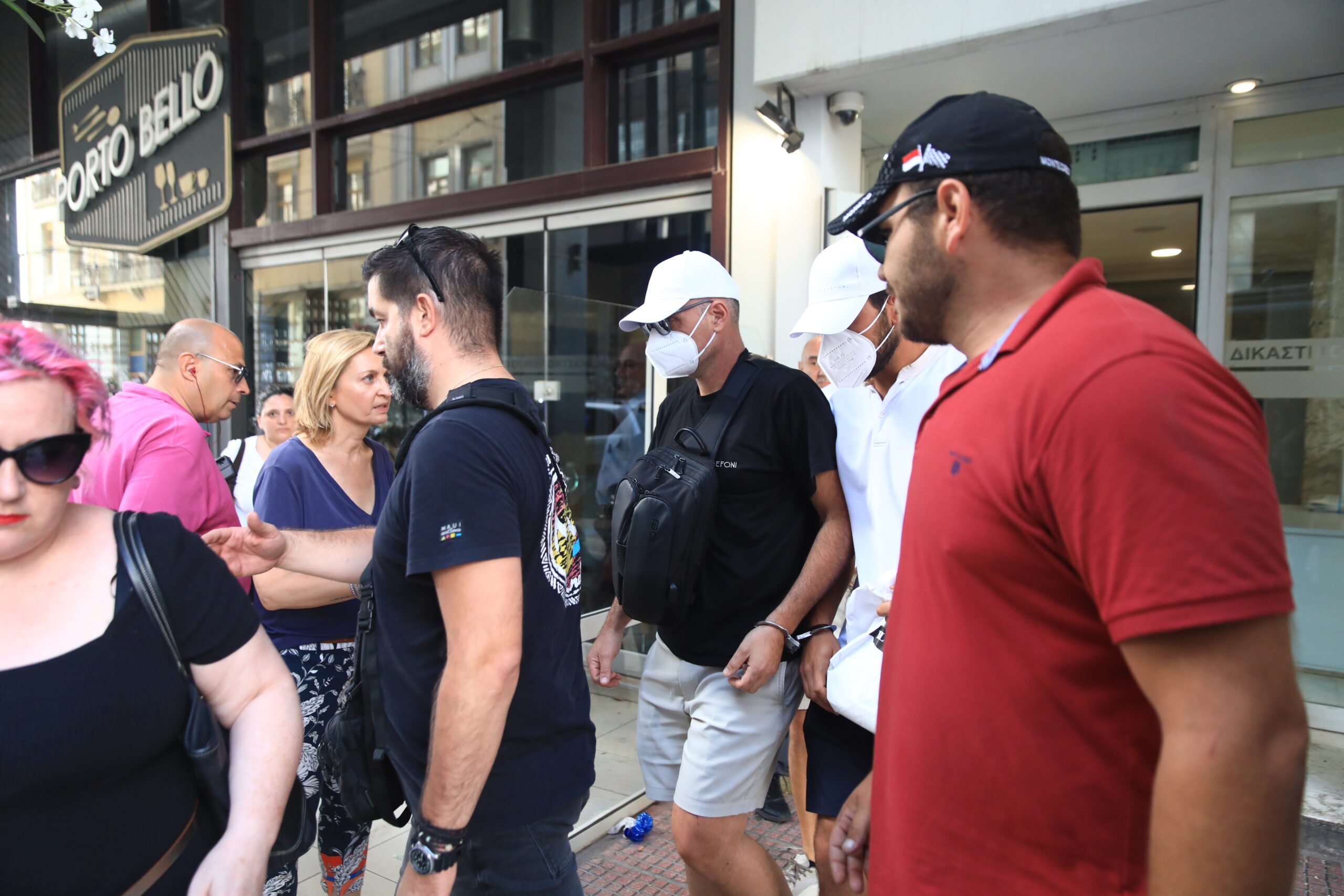 Φωτιά στην Ύδρα: Ποινική δίωξη για ηθική αυτουργία σε εμπρησμό στους οκτώ που επέβαιναν στη θαλαμηγό