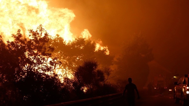 Δύο πυρκαγιές ανάγκασαν τουλάχιστον 7.000 ανθρώπους να απομακρυνθούν από τις εστίες τους στο Νέο Μεξικό – Πυρκαγιά μαίνεται από το Σάββατο στην Καλιφόρνια