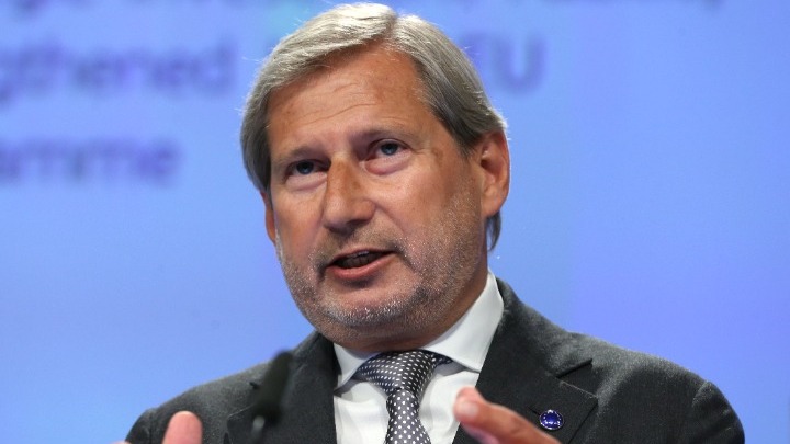 ΕΕ: Παρότρυνση Γιοχάνες Χαν προς όλους τους εμπλεκόμενους να τηρήσουν τη Συμφωνία των Πρεσπών