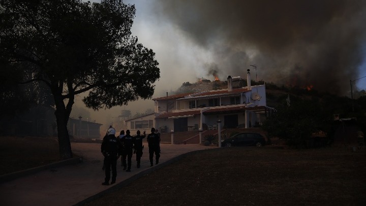 Η Περιφέρεια Αττικής συνδράμει στην κατάσβεση της πυρκαγιάς στη Βάρη