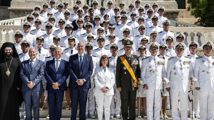 Η Πρόεδρος της Δημοκρατίας επέδωσε τα ξίφη στις νέες και νέους Σημαιοφόρους του ΠΝ και του ΛΣ
