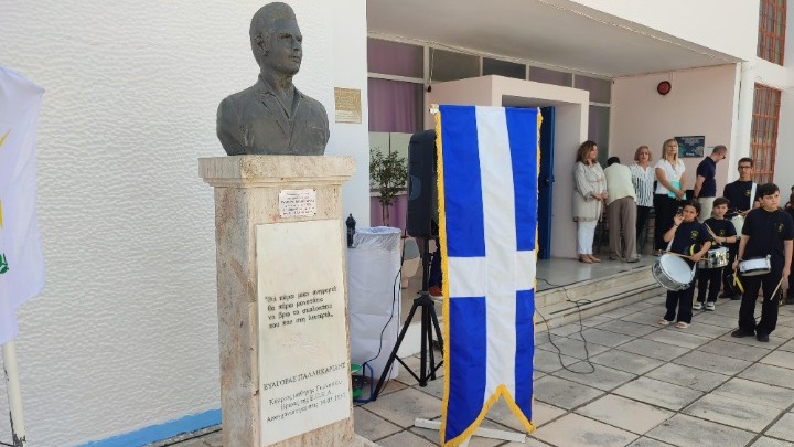 Η αδελφή του Ευαγόρα Παλληκαρίδη στην τελετή απόδοσης του ονόματός του στο 1ο δημοτικό Ωραιοκάστρου