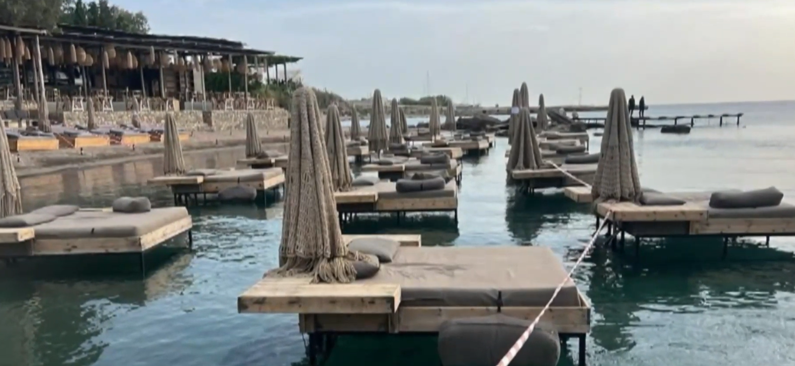 Ρόδος | Σφραγίστηκε το beach bar με τις ξαπλώστρες στη θάλασσα