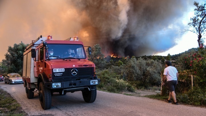 Σε εξέλιξη φωτιά σε δασική έκταση στην Καβάλα | Σηκώθηκαν εναέρια μέσα