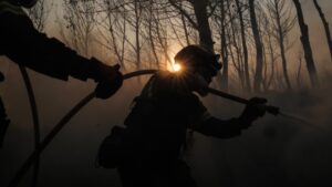 Σε εξέλιξη η πυρκαγιά στη Σταμάτα - Αναζωπύρωση στη πυρκαγιά στη Κερατέα