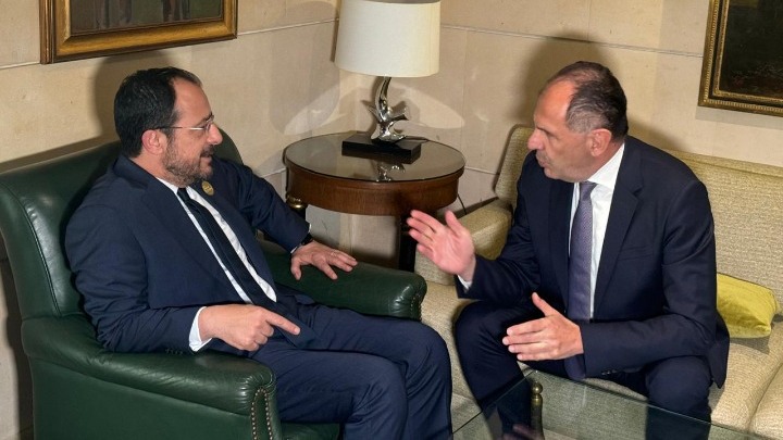 Συνάντηση Γ. Γεραπετρίτη – Ν. Χριστοδουλίδη στο περιθώριο της Διεθνούς Διάσκεψης για τη Γάζα, στην Ιορδανία