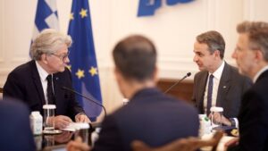Συνάντηση του πρωθυπουργού με τον Ευρωπαίο επίτροπο για την Εσωτερική Αγορά- Κυρ. Μητσοτάκης: «Δεν είναι δυνατόν ίδια προϊόντα να πωλούνται σε διαφορετικές τιμές σε μια ενιαία αγορά ζημιώνοντας τους καταναλωτές»