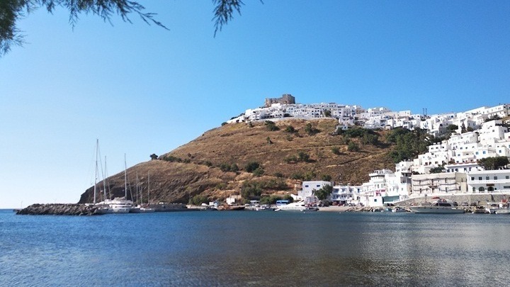 Travel Weekly: Η Αστυπάλαια, το κορυφαίο «μυστικό» νησί της Ελλάδας για τους Βρετανούς