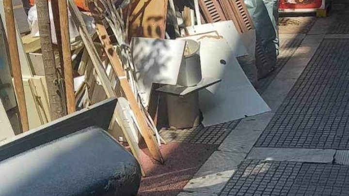 Τσουχτερή καμπάνα σε πολίτη που παράτησε ογκώδη αντικείμενα στο δρόμο