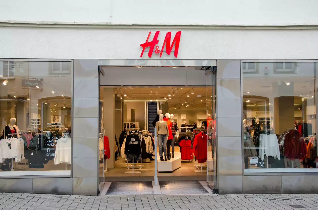 H&M: Λουκέτα από την ΑΑΔΕ – Τι απαντά η εταιρεία και η διαχρονική πτώση των κερδών