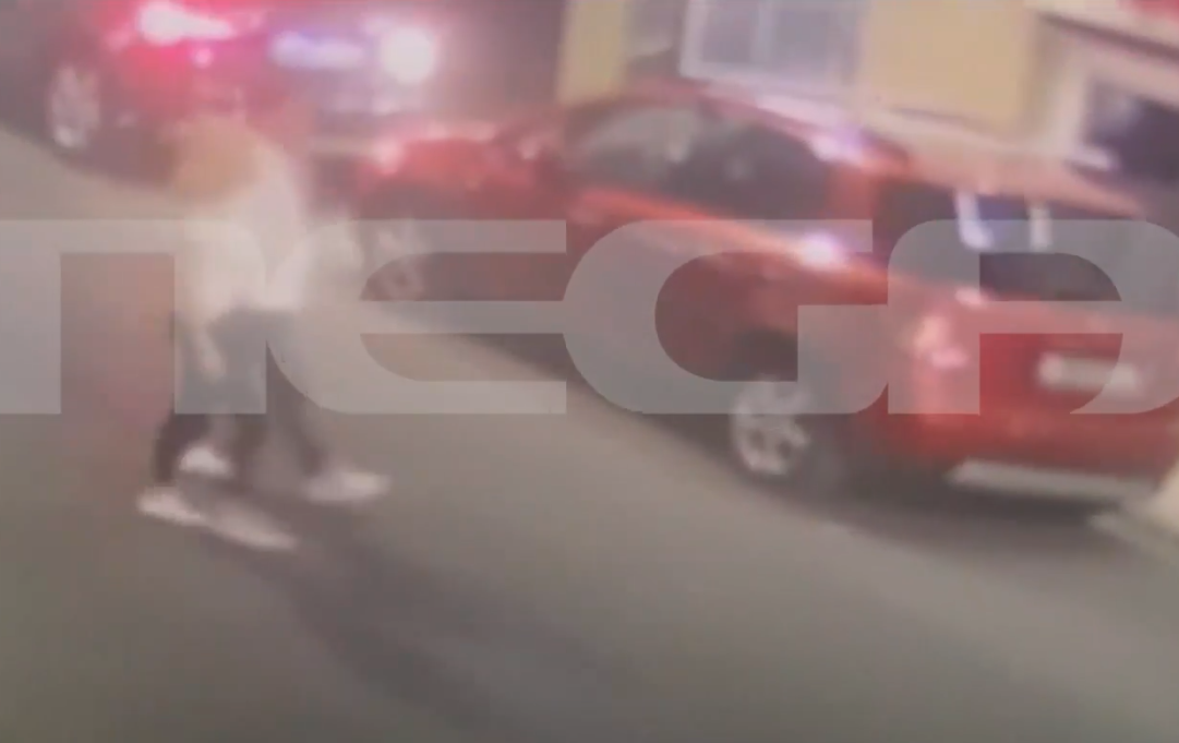 Η στιγμή που ο Απόστολος Λύτρας και η Σοφία Πολυζωγοπούλου μπαίνουν στο νοσοκομείο