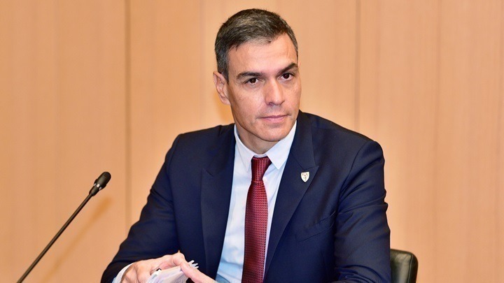 Ο Ισπανός πρωθυπουργός προσέφυγε στο δικαίωμα σιωπής κατά την έρευνα για τη σύζυγό του