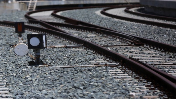 Παραλίγο τραγωδία στην Αυλίδα | Τρένο με 130 επιβάτες συγκρούστηκε με φορτηγό