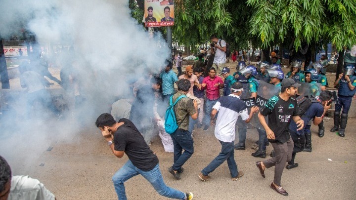 39 νεκροί από τις ταραχές στο Μπαγκλαντές  – Πυρπολήθηκε η δημόσια τηλεόραση